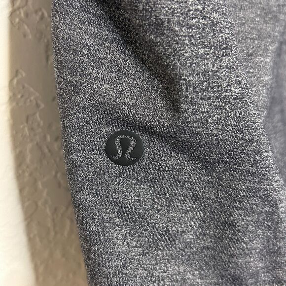 Lululemon On The Fly Short 2.5" Heathered Black Sz 2 - Picture 8 of 10